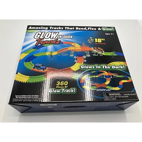 Set de vagoane cu 360 de piese. Include 549 cm de piste luminescente, copaci decorativi și semne de circulație, o rampă roșie cu patru căi și două mașini electrice.