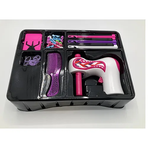 Unelte de coafat pentru păr de jucărie, inclusiv o mașină electrică de împletit (15x15 cm), un pieptene, perle de păr, benzi de cauciuc.