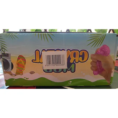 Mâzgă multicoloră într-un recipient transparent din plastic cu capac în formă de pisică.