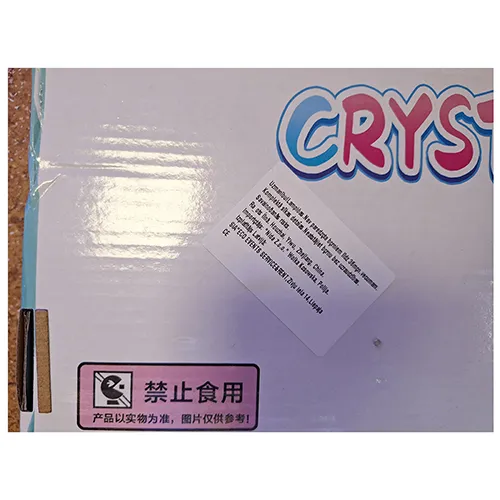 Mâzgă de jucărie albastru-verde cu sclipici. Vine împreună cu bile mici colorate, într-un compartiment separat.