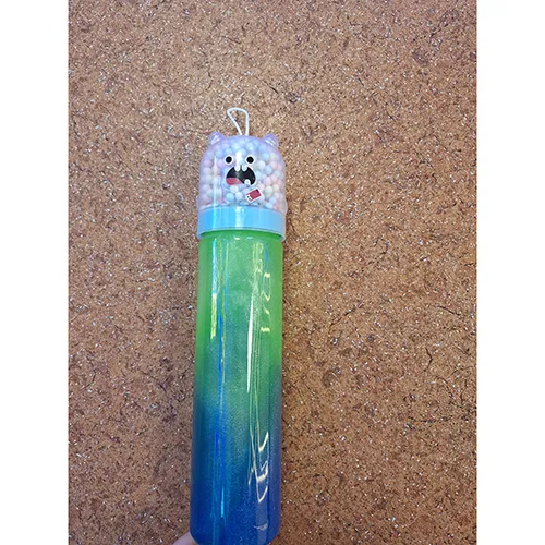 Mâzgă de jucărie albastru-verde cu sclipici. Vine împreună cu bile mici colorate, într-un compartiment separat.