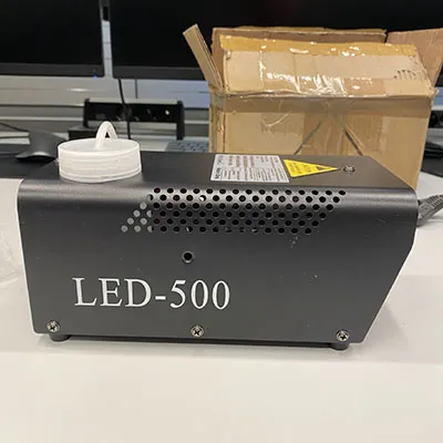 Mașină de ceață pentru DJ mobili, petreceri, locații mici cu receptor RF intern (încorporat în driverul intern cu LED-uri) și un receptor RF extern (prin intermediul unei combinații de prize XLR cu 3 pini) și două telecomenzi. Produs vândut online, în special prin intermediul djlicht.nl.