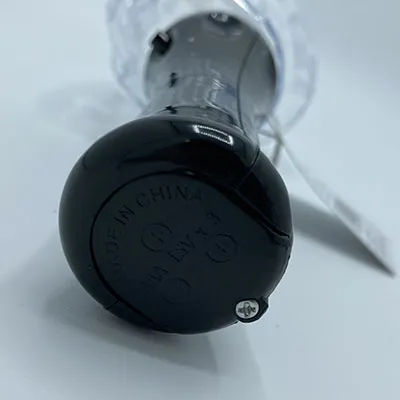 Lanternă de Halloween, aproximativ 35 cm înălțime. Bec transparent în formă de craniu, cu un mâner negru care conține compartimentul bateriei și electronica.