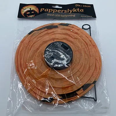 Felinar portocaliu, care amintește de un dovleac de Halloween. 20 cm în diametru cu detalii din plastic negru.