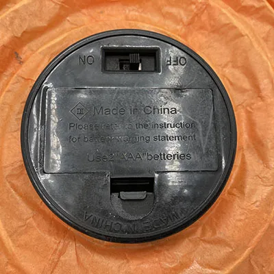 Felinar portocaliu, care amintește de un dovleac de Halloween. 20 cm în diametru cu detalii din plastic negru.