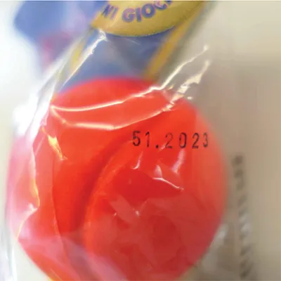 Mingi moi, în culori roșii, albastre și galbene.