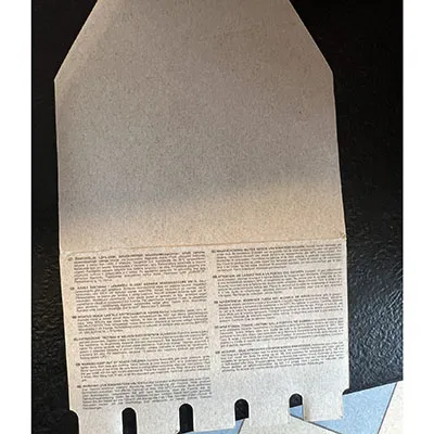 Brichetă cu gaz cu corp din plastic rigid negru. Bricheta are un mecanism de aprindere cu un element piezo.