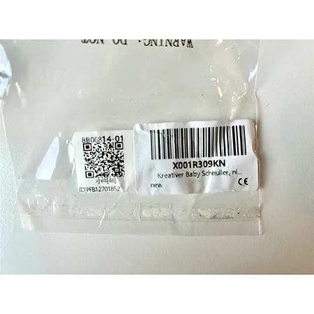 Suzetă, sub formă de gură cu dinți vizibili. Produs vândut online, în special prin Amazon (ASIN: B08KXH4QHS).