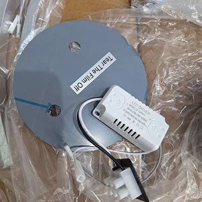 O lumină montată pe tavan cu LED-uri. Produs vândut online, în special prin Amazon (ASIN: B08YDN4Y3Y).