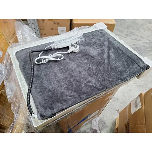 O cutie de incubator pentru animale de companie cu un tampon de încălzire instalat. Produs vândut online, în special prin intermediul Amazon.