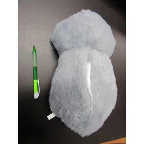 Jucărie gri umplută sub formă de vidră care simulează respirația cu efecte sonore, muzică și lumină, 30 cm, cu cutie de control acționată de baterie. Produs vândut online, în special prin intermediul grande-Peluche.com.