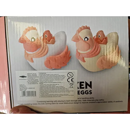 Jucărie din plastic dur alimentată cu baterii, în formă de pui.