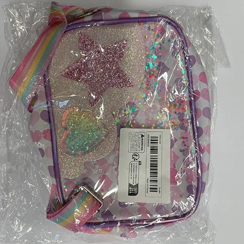 Geantă de mână pentru copii cu curea de umăr. Partea din față a pungii are un capac/căptușeală din plastic cu confetti în formă de floare, stea și inimă în spatele ferestrei din plastic. Produs vândut online, în special prin intermediul Temu.