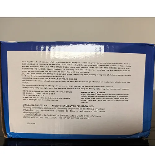 Lanțul electric de iluminat conține 200 de LED-uri.