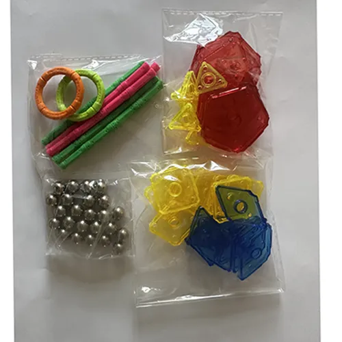 Set de jucării cu blocuri magnetice care constă din 88 de bucăți; inclusiv blocuri colorate din plastic, bile magnetice și bastoane cu magneți.