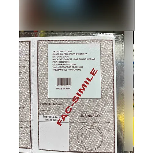 Suport din plastic pentru carduri, fabricat din PVC.