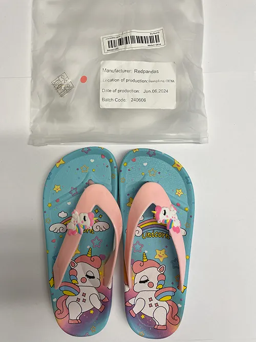 Șlapi pentru copii cu unicorn roz și albastru. Produs vândut online, în special prin intermediul Temu (Identificator de produs: 601099551054631).