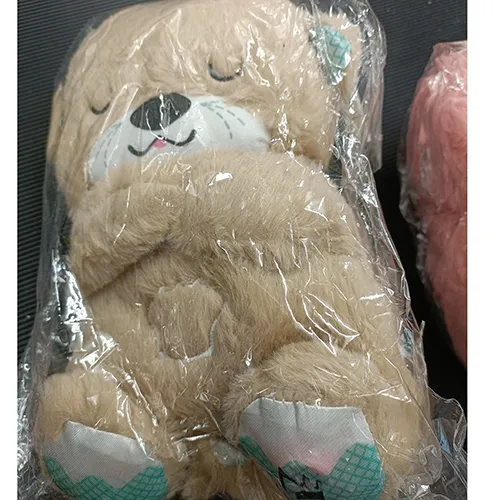 Jucărie moale cu baterie, în formă de ursuleț de pluș, cu elemente sonore. Produs vândut online, în special prin intermediul www.minun-pikkuiseni.fi, my-little-darling-shop.com și mein-kleines-baby.de.