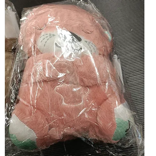 Jucărie moale cu baterie, în formă de ursuleț de pluș, cu elemente sonore. Produs vândut online, în special prin intermediul www.minun-pikkuiseni.fi, my-little-darling-shop.com și mein-kleines-baby.de.