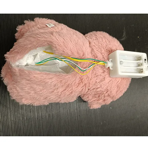 Jucărie moale cu baterie, în formă de ursuleț de pluș, cu elemente sonore. Produs vândut online, în special prin intermediul www.minun-pikkuiseni.fi, my-little-darling-shop.com și mein-kleines-baby.de.