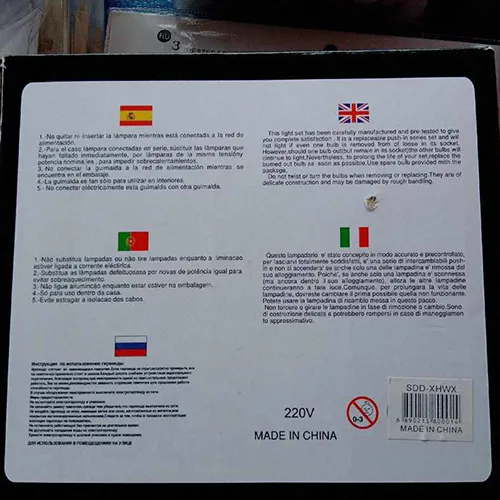 Lanțul de iluminat cu stele din plastic și fulgi de zăpadă cusute în diferite dimensiuni, inclusiv un cronometru.