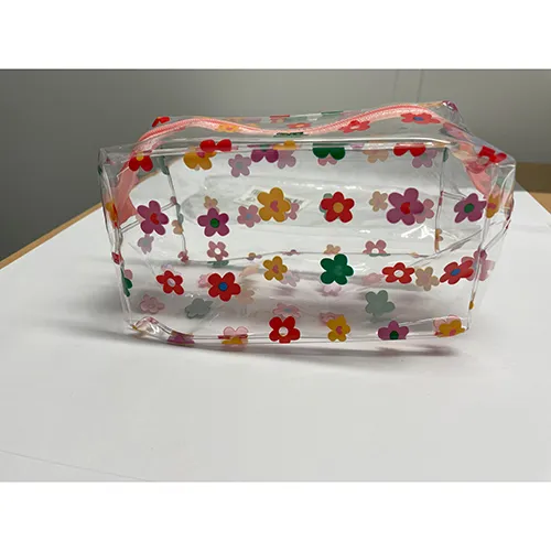 Carcasă creion, din PVC-plastic, decorată cu flori imprimate. Produs vândut online, în special prin intermediul Temu (Identificator de produs: 601099571521140).