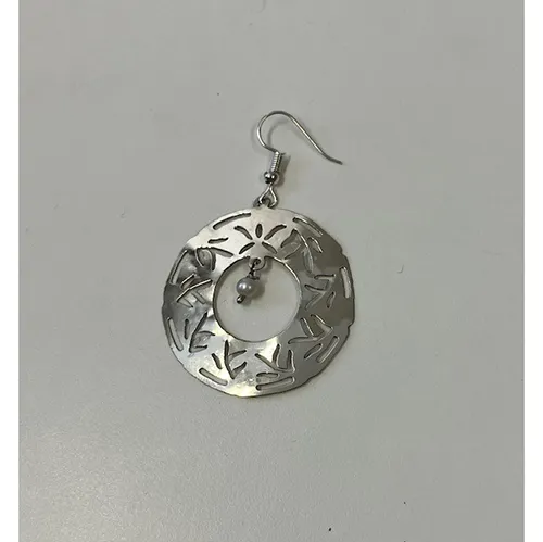 Agățat cercel de culoare argintie.