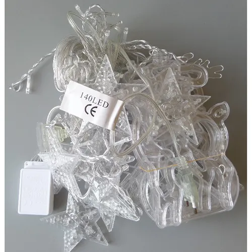 Lanțul de iluminat cu 140 de LED-uri neînlocuibile, o unitate intermitentă, un fir electric alb și o priză care permite extinderi cu membri suplimentari.