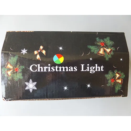 Lanțul de iluminat cu 140 de LED-uri neînlocuibile, o unitate intermitentă, un fir electric alb și o priză care permite extinderi cu membri suplimentari.