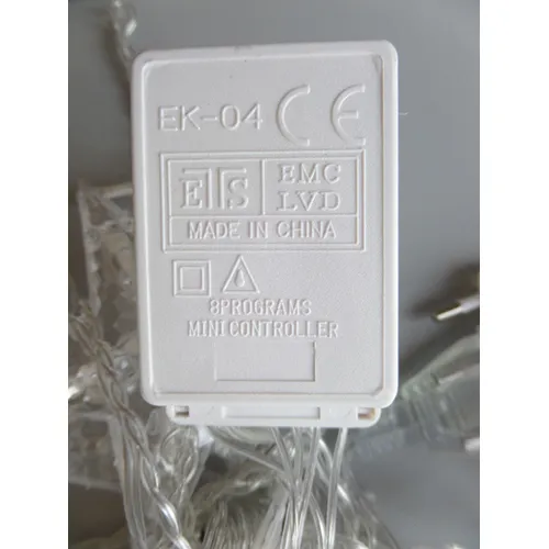 Lanțul de iluminat pentru utilizare în interior cu 140 de LED-uri neînlocuibile în formă de stele.