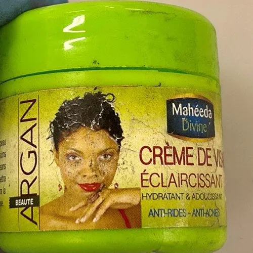 Cremă de albire a pielii, 100 g. Produsul este vândut online, în special prin intermediul Facebook Marketplace.