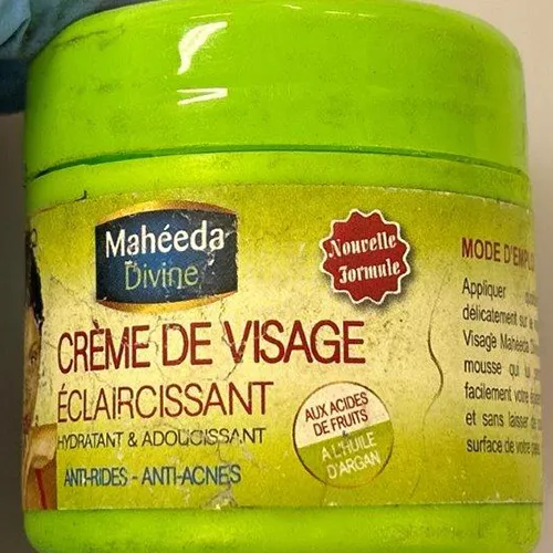 Cremă de albire a pielii, 100 g. Produsul este vândut online, în special prin intermediul Facebook Marketplace.