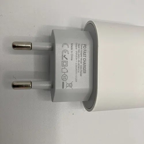 Adaptor de alimentare alb 20W cu cablu de încărcare USB-C.