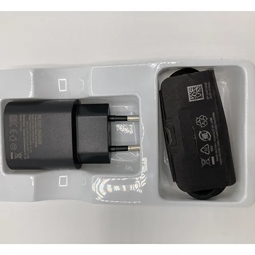 Încărcător negru de 25W cu cablu USB-C.