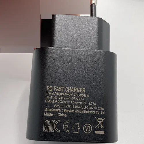 Încărcător negru de 25W cu cablu USB-C.