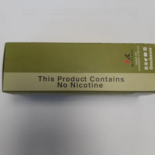 Tigara electronica rosie de unica folosinta intr-un ambalaj din plastic