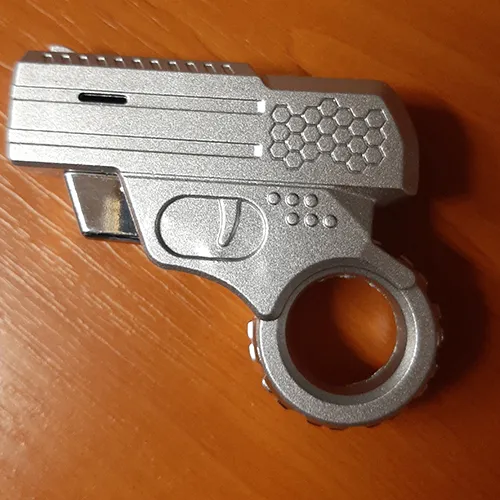 Brichetă în formă de pistol mic. Partea care este, de obicei, revista (partea de care pistolul este ținut atunci când trage) este în formă de cerc. Declanșatorul pistolului este butonul de operare. Când este apăsat, o flacără iese din țeava pistolului.