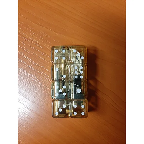 O brichetă în formă de opt zaruri de joc, patru într-un rând unul lângă altul, de culoare galbenă. Zarurile superioare pot fi răsturnate, există un buton de operare dedesubt. Când este apăsat, va apărea o flacără. În același timp, bricheta va începe să lumineze intermitent o lumină albastră-roșie.