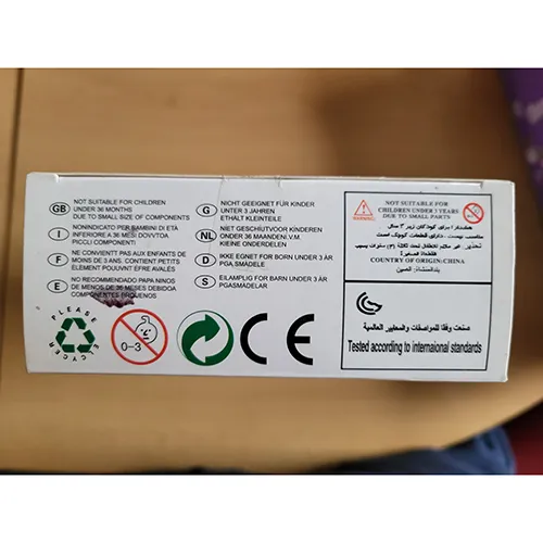 Păpușă de aproximativ 29 cm, cu accesorii din plastic, cercei din plastic de culoare argintie pe urechi, păr lung blond într-o coadă de cal, îmbrăcată într-o rochie mini și pantofi de plastic roz cu talpă înaltă și tocuri.