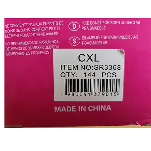 Păpușă cu păr lung și colorat, fustă din dantelă cu mărgele din plastic, corset din plastic colorat, perle din plastic pe gât și aripioare de pește. Produsul include, de asemenea, un delfin din plastic în roz sau albastru, o perie de păr, cochilii, scoici și o stea de mare. Dimensiune: 39 cm.
