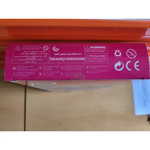 Păpușă cu păr lung și colorat, fustă din dantelă cu mărgele din plastic, corset din plastic colorat, perle din plastic pe gât și aripioare de pește. Produsul include, de asemenea, un delfin din plastic în roz sau albastru, o perie de păr, cochilii, scoici și o stea de mare. Dimensiune: 39 cm.