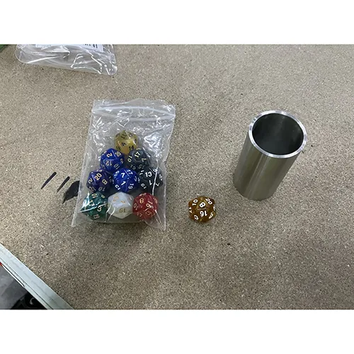 Set de zaruri format din zaruri colorate pe 12 fețe. Produs vândut online, în special prin intermediul Temu (identificator unic de produs: 601099608795038).