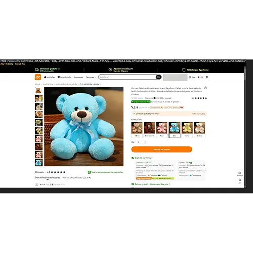 Jucărie moale, în formă de ursuleț de pluș din poliester cu papion, în mai multe culori. Sunt vizate toate loturile. Produs vândut online, în special prin intermediul Temu (identificator unic de produs: 601099546642677).