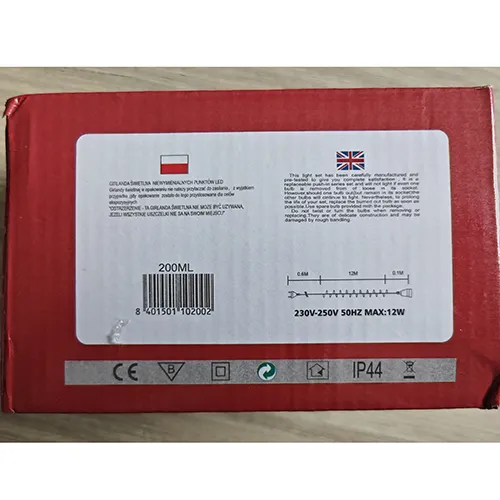 Lanțul de iluminat cu 200 de surse de lumină LED neînlocuibile și un dispozitiv pentru schimbarea modurilor de iluminare. Produs vândut online, în special prin intermediul Allegro.