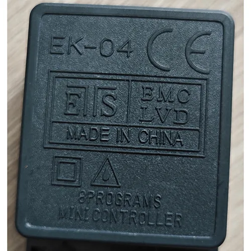 Lanțul de iluminat cu 200 de surse de lumină LED neînlocuibile și un dispozitiv pentru schimbarea modurilor de iluminare. Produs vândut online, în special prin intermediul Allegro.