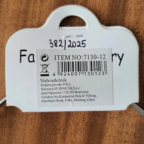 Colier rotund din metal cu pandantiv metalic în formă de două cercuri conectate de culoare argintie.