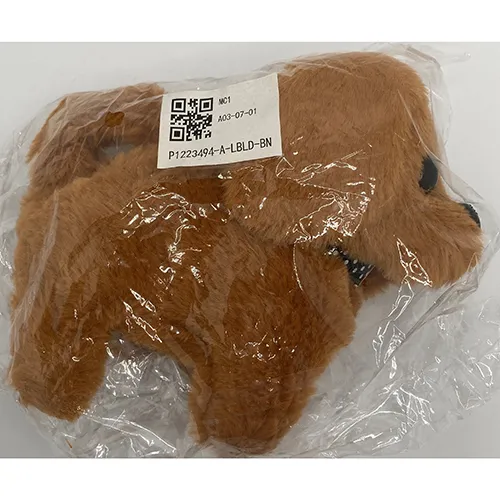 Cățeluș pufos de jucărie maro cu baterie, aproximativ 30x40 cm. Produs vândut online.