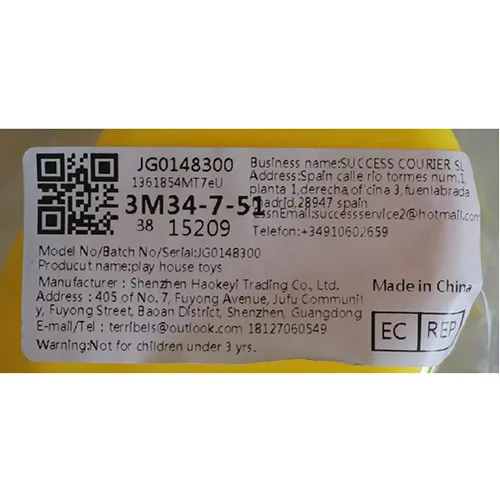 Set de periuțe de dinți format dintr-un cap de girafă (galben) cu maxilar articulat și două „coroane de dinți” pe care să atârne periuțele de dinți. Produs vândut online, în special prin intermediul Amazon (ASIN: B0DPJCLKBL).