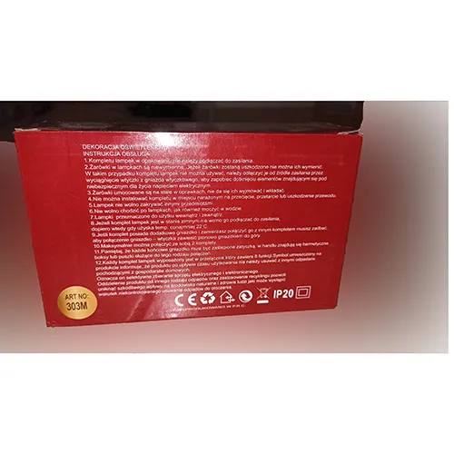 Lanț de iluminat cu 300 de LED-uri multicolore neînlocuibile, o unitate intermitentă și o priză care permite extinderea cu membri suplimentari.