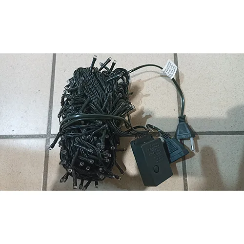 Lanț de iluminat cu 300 de LED-uri multicolore neînlocuibile, o unitate intermitentă și o priză care permite extinderea cu membri suplimentari.